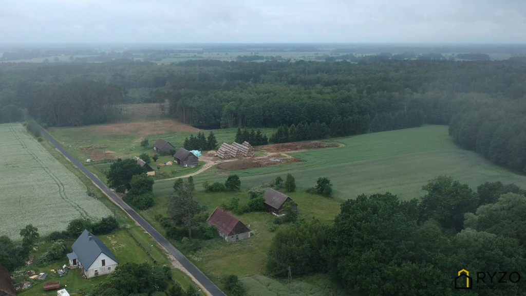 Działka z drewnianą stodołą. Jezioro Woświn. Las. (2)