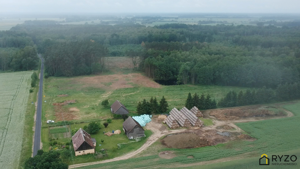 Działka z drewnianą stodołą. Jezioro Woświn. Las. (3)