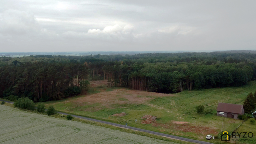 Działka z drewnianą stodołą. Jezioro Woświn. Las. (10)