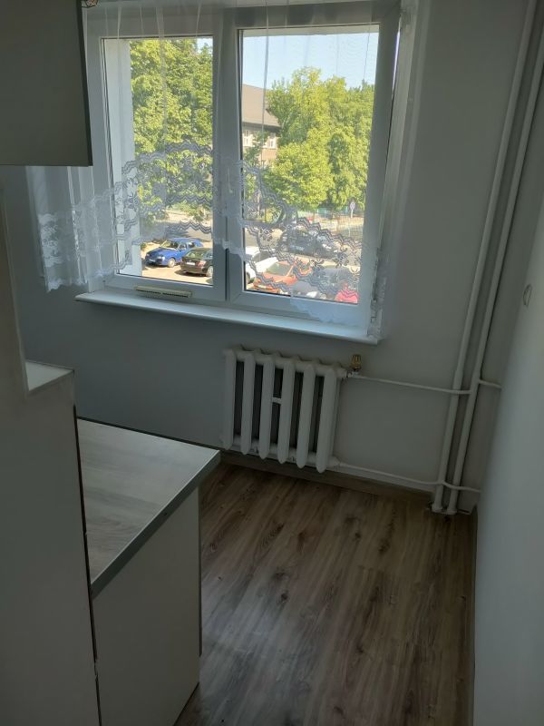 Na sprzedaż 2 pokoje 44,80m2 z balkonem Komuny (10)