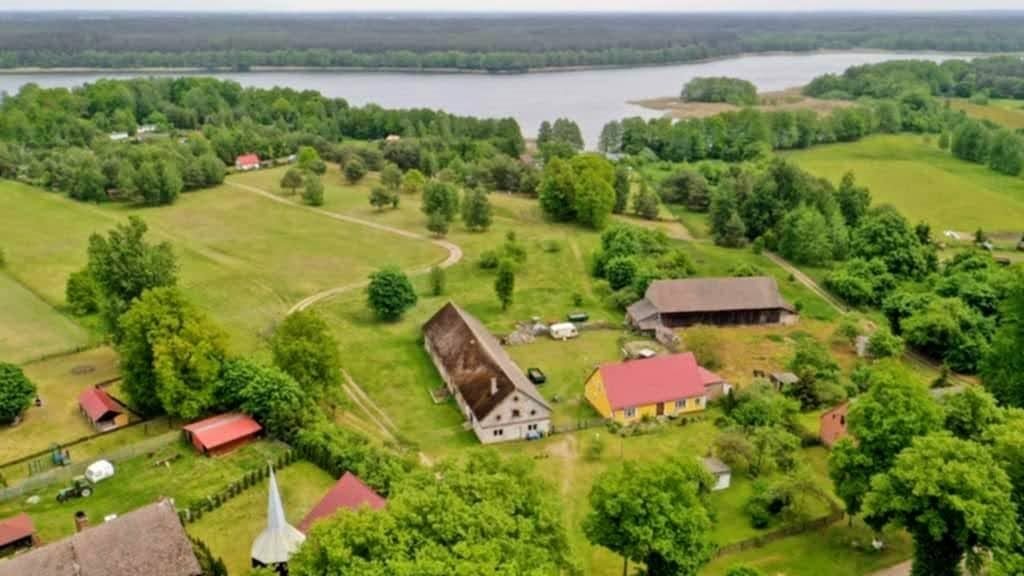 Dom nad Jeziorem , działka ponad Hektar  (4)