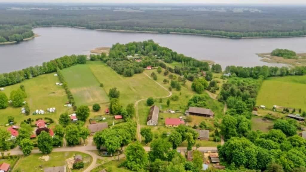 Dom nad Jeziorem , działka ponad Hektar  (9)