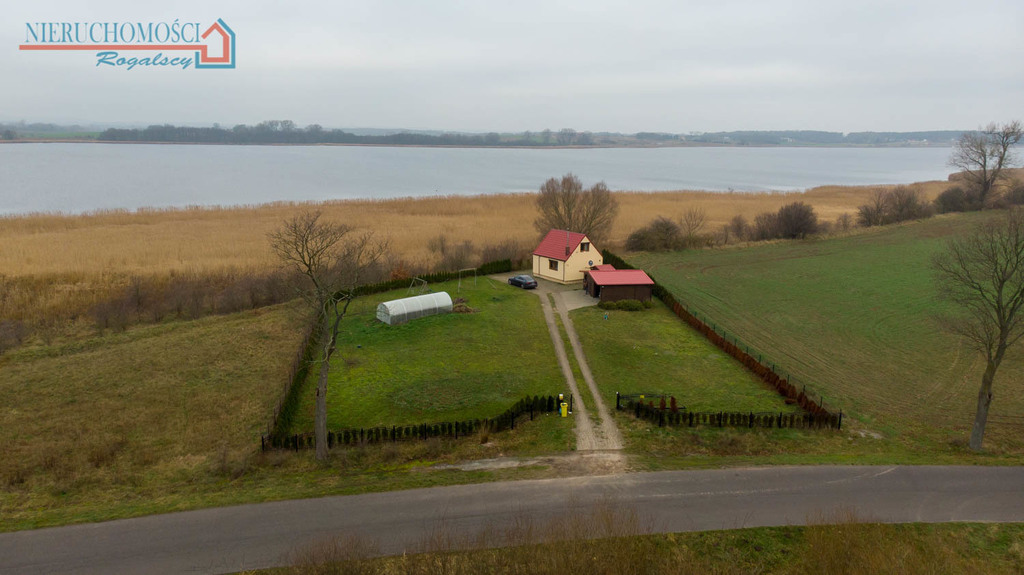 Dom rekreacyjny z dostępem do wody i pomostem (7)