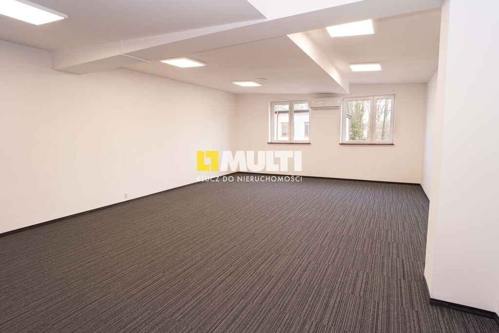 Klimatyzowany lokal o pow. 56 m2 + parking, Dąbie (1)