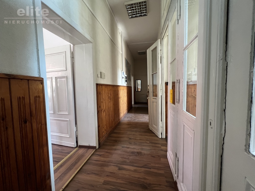 Lokal mieszkalo-usługowy, 290 m2 + 2 garaże 37m2. (12)