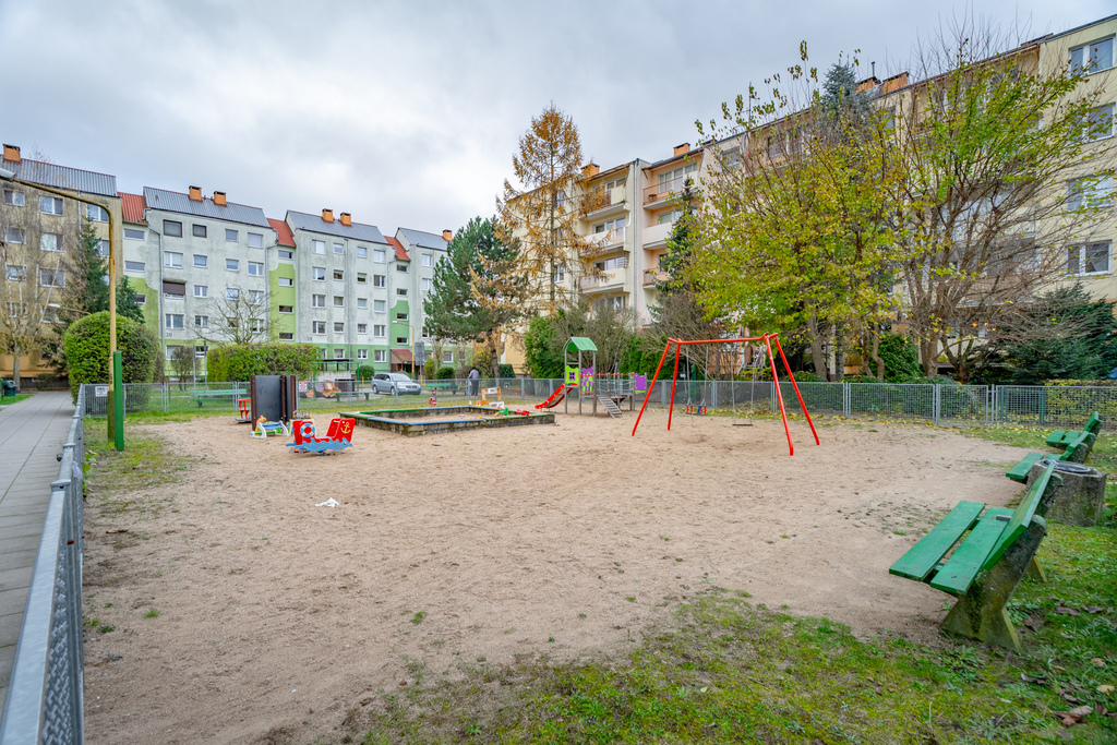 Niższa cena! 3 pokoje, balkon, duża piwnica! (20)