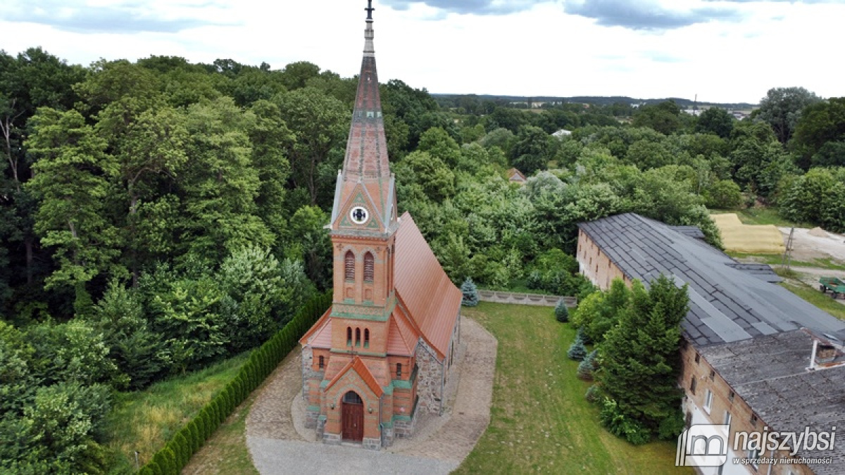 PONIEMIECKI DOM z budynkiem gospodarczym. (14)